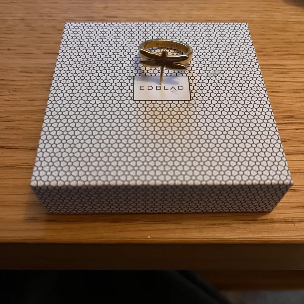 Ring från Edblad i färgen guld. En trollslända. Skulle gissa på cirka 1,8 cm i omkrets. Accessoarer.