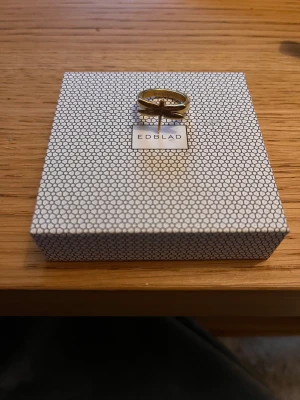 Ring Edblad  - Ring från Edblad i färgen guld. En trollslända. Skulle gissa på cirka 1,8 cm i omkrets