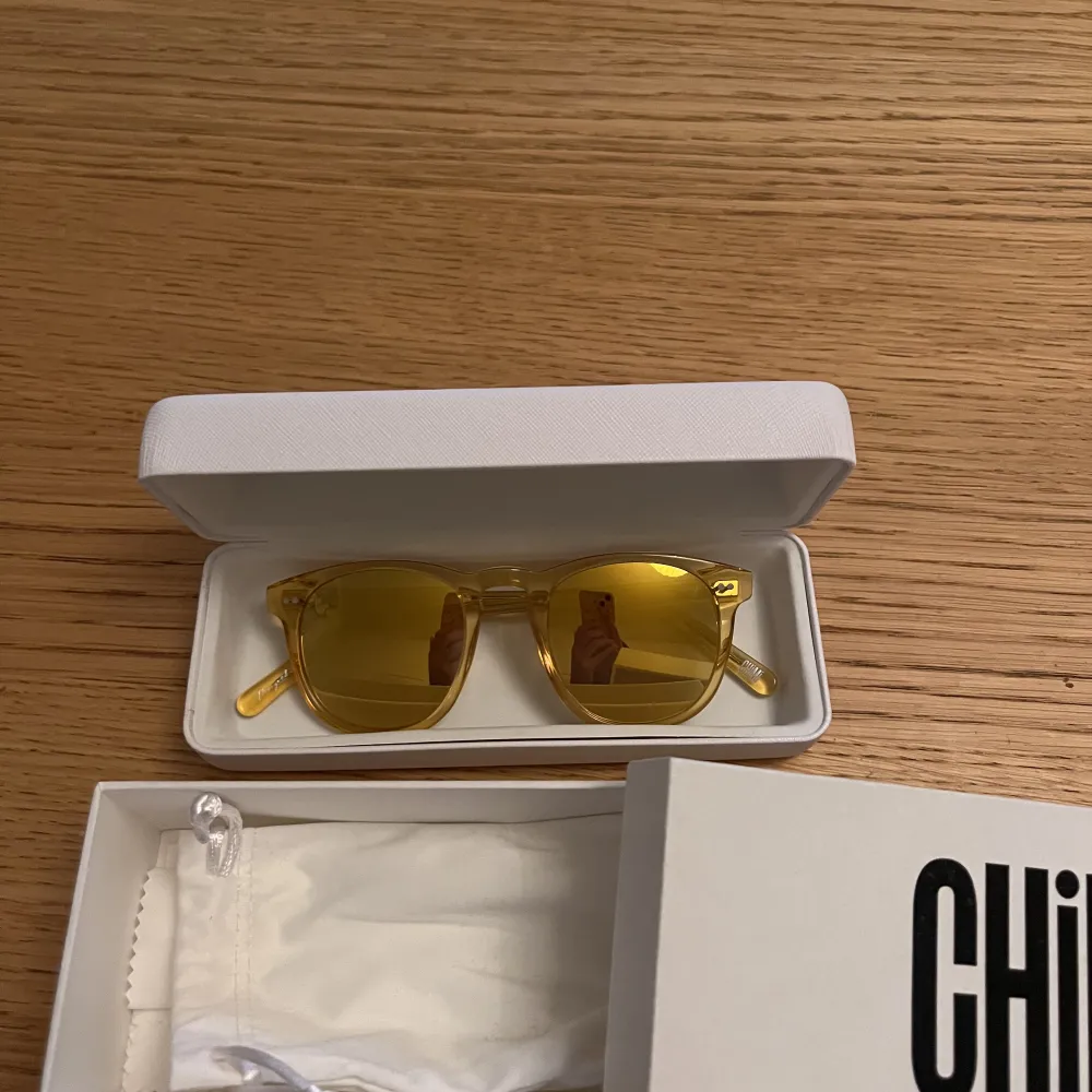 Chimi eyewear som är använda max 5 gånger! Har alla tillbehör med två fodral, putsduk och dustbag. Finns inte kvar i sortiment. Övrigt.
