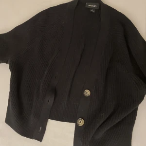 Stickad kofta - Fin svart stickad kofta från Monki som inte kommer till användning längre 💗 