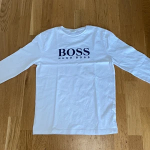 Hugo boss tröja  - Säljer min Hugo boss tröja den är i helt perfekt skick och det finns inga hål eller liknande 👍