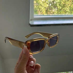 Bruna solglasögon - Solglasögon från gina tricot! Se bild 2 och 3 för defekter💗 dom är brun/orange