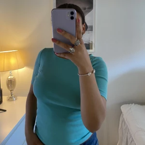 Tommy Hilfiger tröja  - Bra skick! Säljer den då den är för liten.   Man står för frakten själv! 