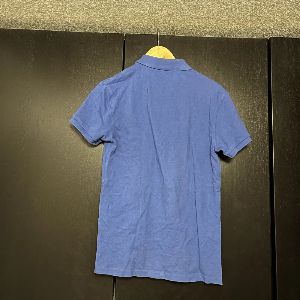 En skön ralph lauren piké köpt från kidsbrandstore för flera år sedan. Den är blå i strl S hör av er om frågor och funderingar. . T-shirts.