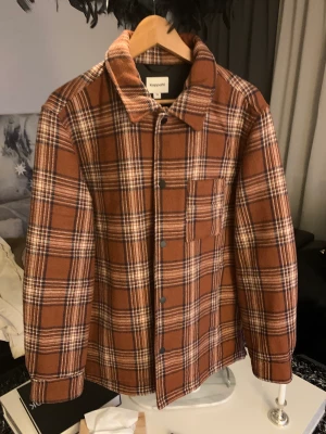 Overshirt - Väldigt snygg overshirt från KappAhl. I princip nyskick. Nypris 700kr.