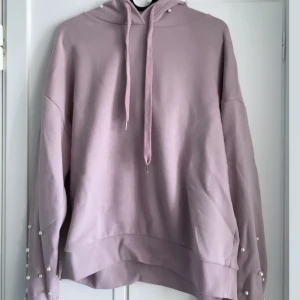Lila tröja  - Säljer denna söta lila tröja med pärlor längst ärmarna och på luvan 🫶🏼
