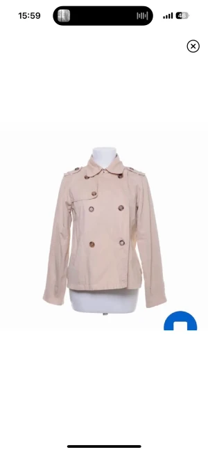 Trenchcoat - Säljer denna superfina korta trenchcoat. Köpt på sellpy och i jättefint skick! Perfekt nu till hösten!!😍💕