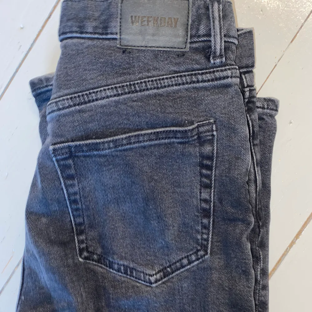 Sparsamt använda weekday jeans i modellen Twig mid straight som sitter jättefint på kroppen!💕 Storlek 25/30 och sitter bra på mig som är runt 160 som referens😊. Jeans & Byxor.