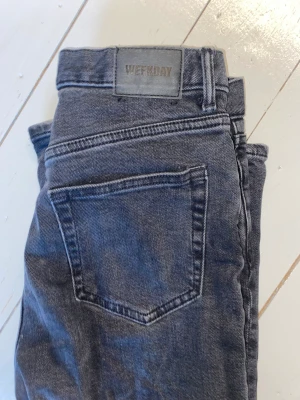 Weekday Jeans - Sparsamt använda weekday jeans i modellen Twig mid straight som sitter jättefint på kroppen!💕 Storlek 25/30 och sitter bra på mig som är runt 160 som referens😊