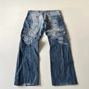 Baggy jeans - Lågmidjdade baggy jeans. Midjemått: 88 cm. Innerbenslängd: 77 cm. Hon på bilderna är 167 cm 💕