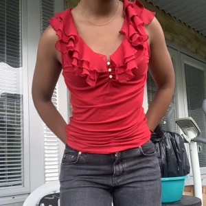 Röd volangtopp - Otrolig röd topp med volanger från Ralph Lauren. Så skönt material! Fint skick. Storlek S men passar större pga stretchiga material :)