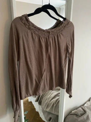 Långärmad tröja  - Superfin brun långärmad tröja med fina detaljer på kragen! Den är inte använd så mycket och den är från massimo dutti. Skriv för fler bilder! 