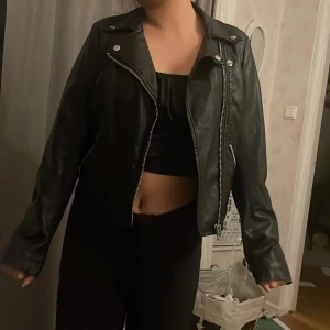 jacka - skinnjacka köpt på second hand i storlek xs