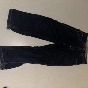 Ett par feta jeans från phat denim. Reflex material på baksidan. Sitter baggy W29 L32 skador på botten men inte stora. Pris kan diskuteras 
