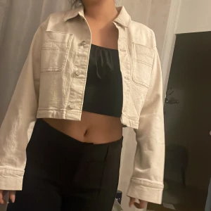 jacka -  croppad jeans jacka beige i storlek s från weekday