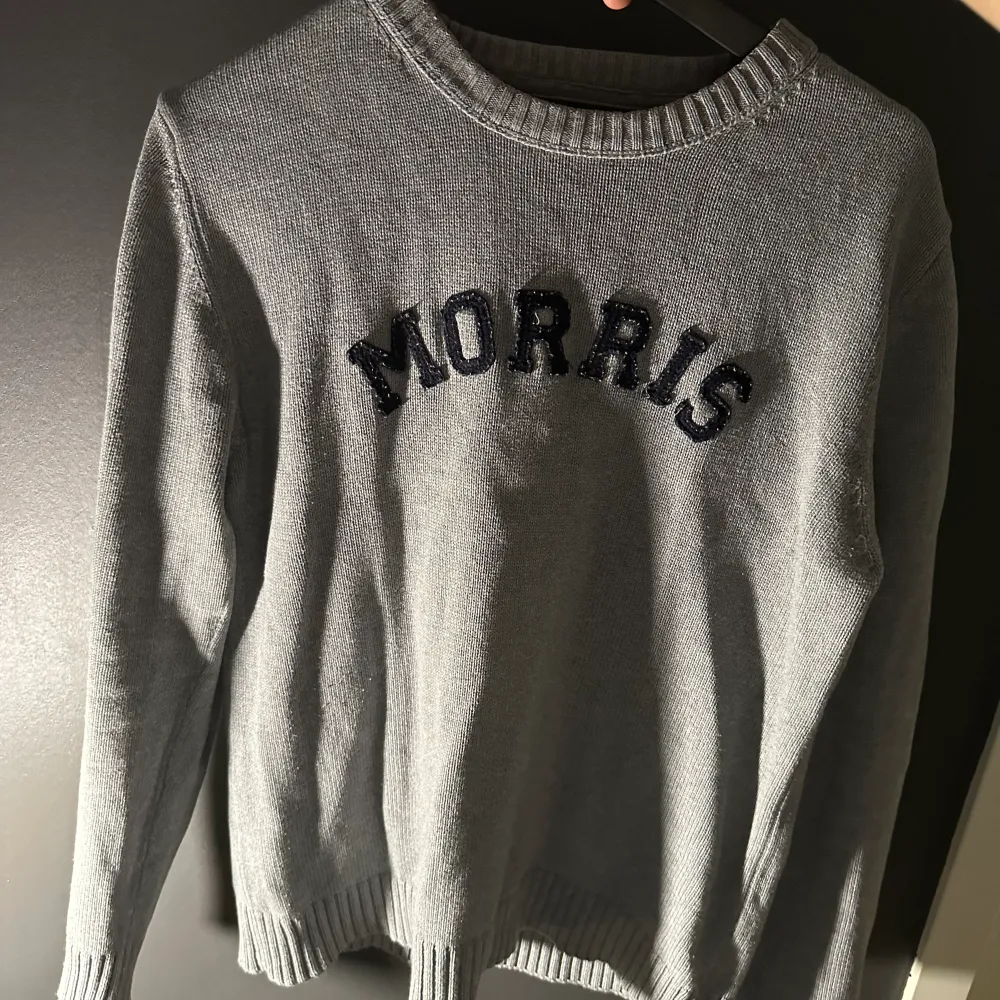 En grå stilig sweatshirt från morris i storlek M  I använt skick För bild på skriv dm. Tröjor & Koftor.