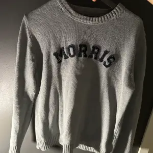 En grå stilig sweatshirt från morris i storlek M  I använt skick För bild på skriv dm