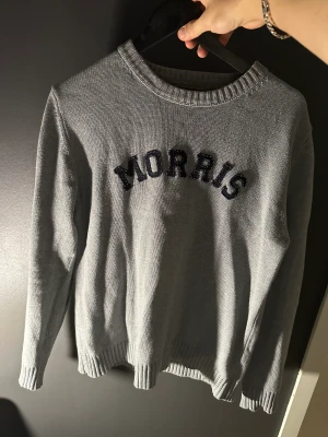Morris sweatshirt  - En grå stilig sweatshirt från morris i storlek M  I använt skick För bild på skriv dm