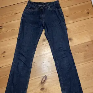 Mörkblå jeans från Gant med låg/normal midja och straight leg passform. Fint skick Priset kan diskuteras