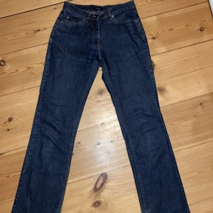 Gant Jeans - Mörkblå jeans från Gant med låg/normal midja och straight leg passform. Fint skick Priset kan diskuteras