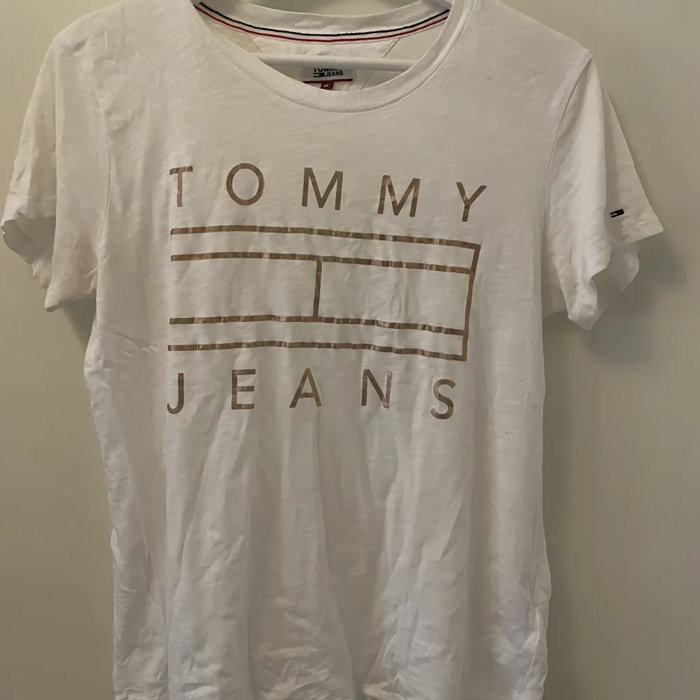 T-shirt från tommy hilfiger i bra skick, inga fläckar/ hål. Tunnare material och väldigt bekväm. . T-shirts.