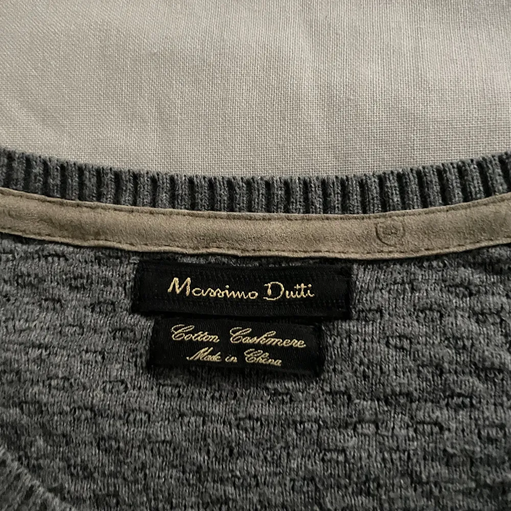 Tja, säljer min älskade Massimo Dutti tröja då den är lite liten. Den är i storlek L men skulle nog kunna passa M också. Den har inga fel och har sjukt snygg konstrats i stickningen.. Stickat.