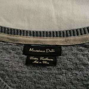 Tja, säljer min älskade Massimo Dutti tröja då den är lite liten. Den är i storlek L men skulle nog kunna passa M också. Den har inga fel och har sjukt snygg konstrats i stickningen.
