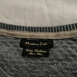 Stickad Massimo Dutti tröja - Tja, säljer min älskade Massimo Dutti tröja då den är lite liten. Den är i storlek L men skulle nog kunna passa M också. Den har inga fel och har sjukt snygg konstrats i stickningen.