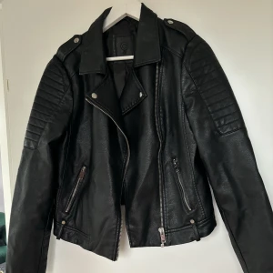 Fusk skinnjacka  - Fusk skinnjacka från Cubus.