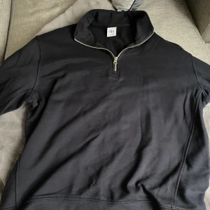 Zara ziptröja - Säljer denna ziptröjan köpt från zara pga att jag ej använder längre. I bra skick, i storlek M passar även L. nypris:500 kr. 