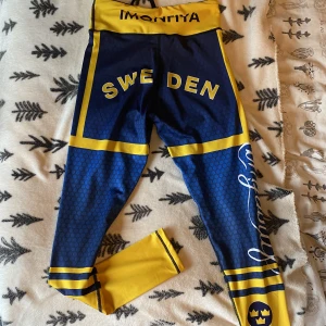 Leggings  - Storlek S Inte genomskinliga (squat proof)  Sparsamt använd, fint skick Skickas spårbart med PostNord  Skriv vid frågor eller fler bilder <3 