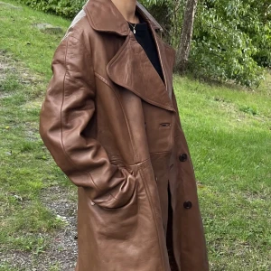 Brun läderrock - Vintage Läderrock i mycket gott skick.  Ej markerad i storlek, skulle säga M-L. 