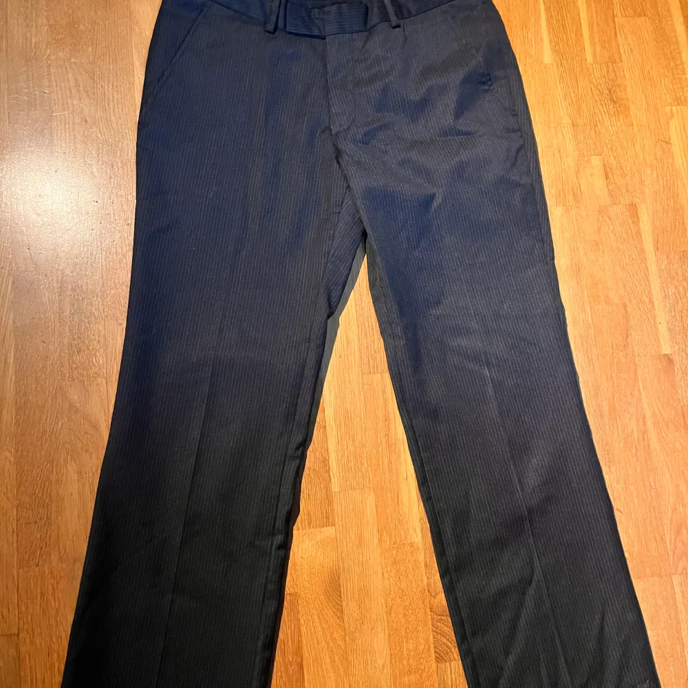 Svarta kostymbyxor från Batistini, bra skick och straight fit. Storlek: 32/32. Jeans & Byxor.