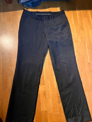 Kostym byxor från Batistini - Svarta kostymbyxor från Batistini, bra skick och straight fit. Storlek: 32/32