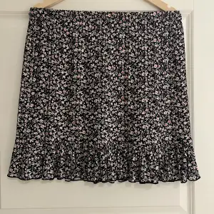 Säljer denna fina kjol från lindex andvänd några gånger men inte så mycket inga defekter!