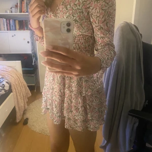 Blommig zara klänning - Jätte fin zara kläning💕ändrar testad och säljer då den var för kort. Skulle passa någon under 170cm🫶 storlek M men skulle säga S. Finns fler bilder så det är bara att fråga💕