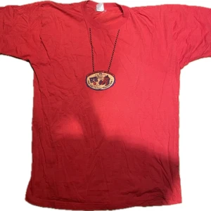 cool t-shirt - Säljer denna då den är för stor. Bekväm t-shirt med coolt och unikt tryck. Använd men fint skick och har inga synliga skador! Storlek L och tts! Sitter oversized på mig som är S/175cm. Pm för fler bilder!