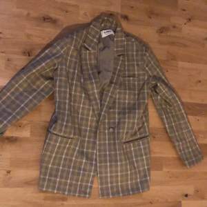Loose blazer , pre lover but doesn’t show at all 