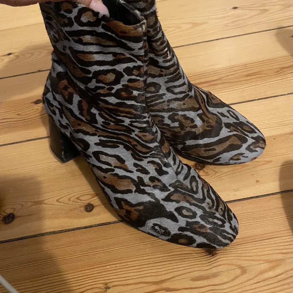 Boots i äkta pälsläder från Mango storlek 36. Väl omhändertagna. . Kengät.