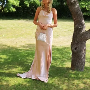 Balklänning  - Säljer min fina balklänning, andvänd en gång på balen från Nelly🌸💗