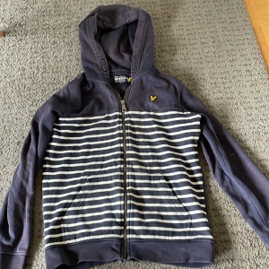 Tröja barn  -  tröja har haft den rätt länge men knappast använd skick 8/10. Säljer den för att den är för liten.😄