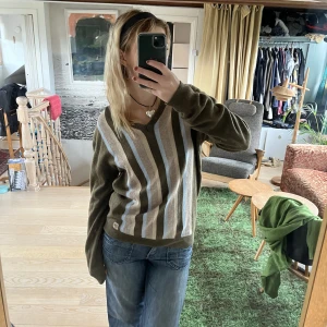 Stickad tröja från D&G - Stickad tröja från Dolce & Gabbana! Som ny, inga defekter och väldigt mjukt material! Perfekt till hösten och vintern🩶Priset går att diskutera:)