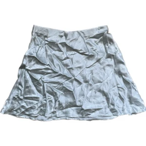 Blå satinkjol - Bra skick men kommer inte till användning längre tyvärr. Säljer mycket kläder nu då jag rensar min garderob🤍✨⭐️