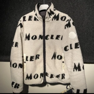Moncler teddy strlk M - Säljer denna unika moncler jacka, inköpt på nk för 18999kr, går att vända ut och in, tts, 