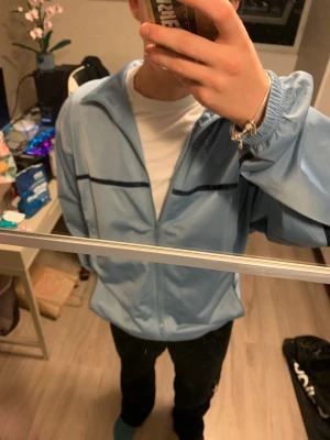 Sport jacket - As snygg zip tröja. 10/10 kvalitet  Ganska oversized men perfekt om det är din stil. Säljer den då bytat stil