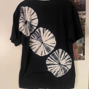 Y2K T SHIRT - Skit cool y2k t shirt som tyvärr inte kommer till användning längre! Den sitter snyggt och kom PM för fler bilder! Använd gärna köp nu!!🌟🌟