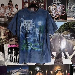 Vintage tröja - En sjukt snygg tröja i otorlig bra Cond! Tyvärr en liten fläck på ryggen:/ annars perfekt. Dm vid frågor