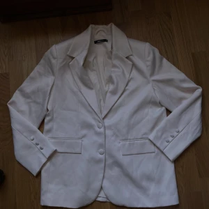 Vit blazer kavaj - Bra skick men kommer inte till användning längre tyvärr. Säljer mycket kläder nu då jag rensar min garderob🤍✨⭐️