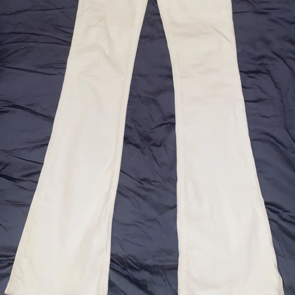 Säljer mina Jättesnygga vita, bootcut lågmidjade jeans som tyvärr inte kommer till användning då de är för långa för mig. Lite oklart med storlek då de står 36 men de passar mig som brukar ha stl 27-28. Jeans & Byxor.