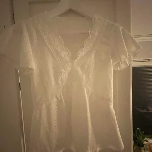 Vit topp - Vit jätte söt topp i ny skick 🥰